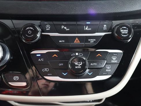 Used 2023 Chrysler Pacifica Touring-L FWD image 46