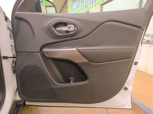 Used 2022 Jeep Cherokee Latitude Lux w/ Sun & Sound Group image 16