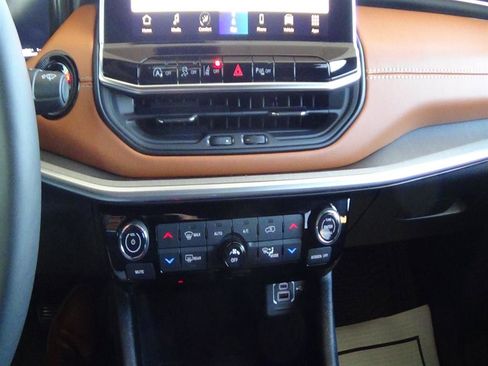 Certified 2025 Jeep Compass Limited w/ Elite Group image 33