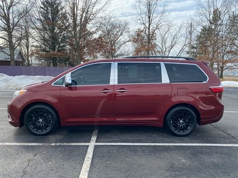 Used 2016 Toyota Sienna XLE w/ XLE Navigation Package image 4
