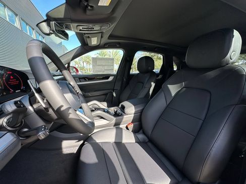 Certified 2026 Porsche Cayenne AWD/4WD image 5