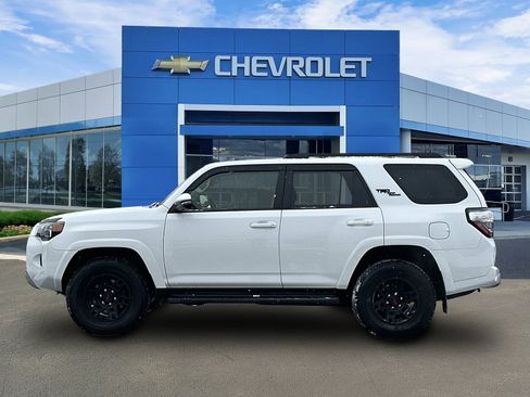 Used 2024 Toyota 4Runner TRD Off-Road Premium image 2