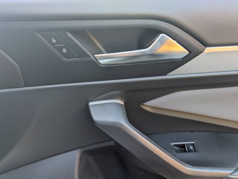 Used 2025 Volkswagen Jetta SE w/ Sunroof Package image 22