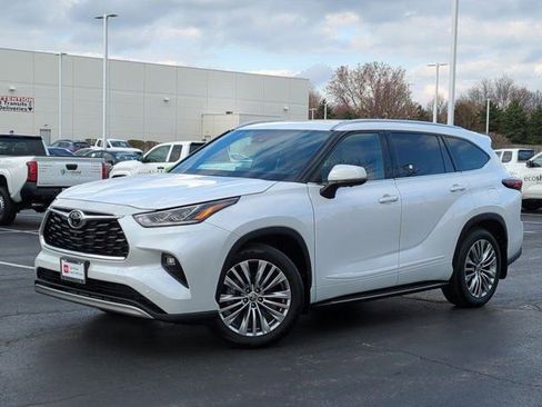 Certified 2025 Toyota Highlander Platinum AWD/4WD image 2