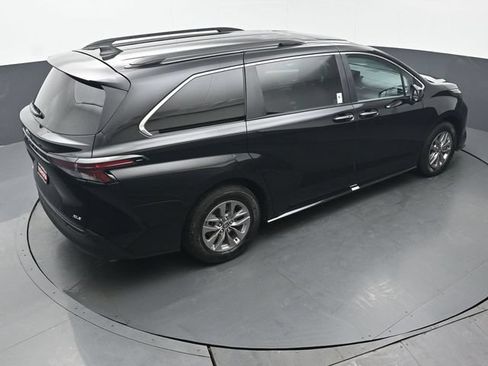 Used 2026 Toyota Sienna XLE AWD/4WD image 47