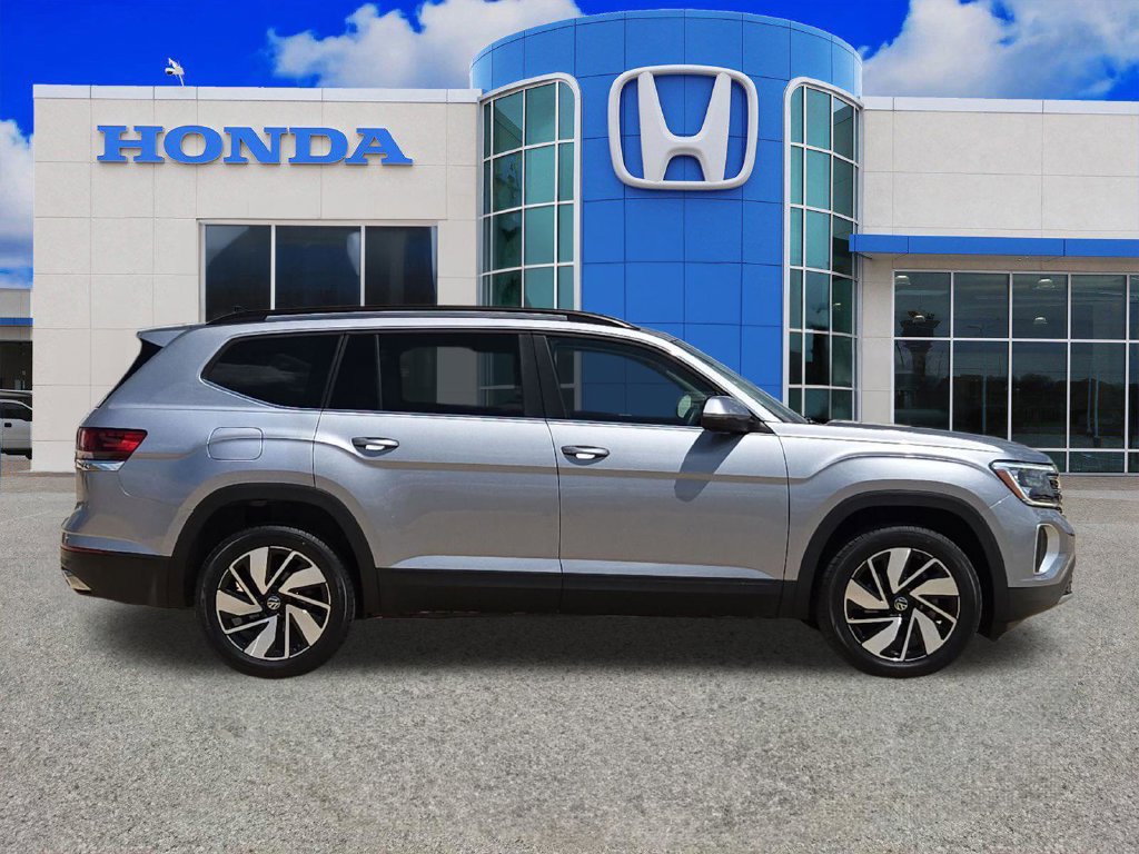 Used 2025 Volkswagen Atlas SE FWD image 2