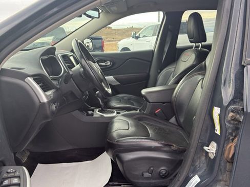 Used 2017 Jeep Cherokee Trailhawk image 9