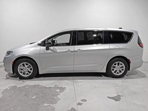 Used 2024 Chrysler Pacifica Touring-L FWD image 4