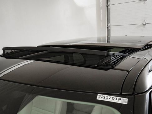 Used 2023 Land Rover Range Rover Velar R-Dynamic S image 15