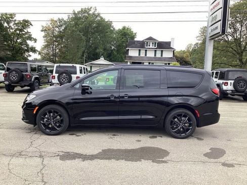 New 2026 Chrysler Pacifica Limited w/ S Appearance Package image 4