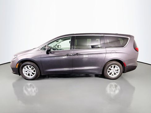 Used 2023 Chrysler Pacifica Touring-L image 6