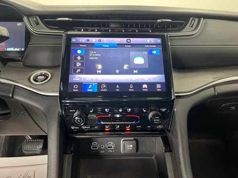 Used 2024 Jeep Grand Cherokee L Limited w/ Luxury Tech Group II image 14