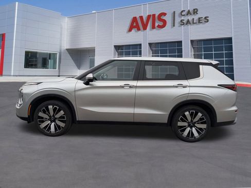 Used 2025 Mitsubishi Outlander SE image 2