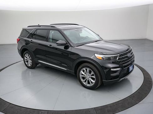 Certified 2022 Ford Explorer XLT w/ Equipment Group 202A image 2