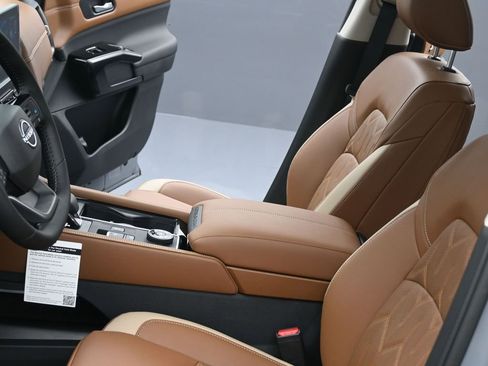 New 2026 Nissan Pathfinder Platinum AWD/4WD image 17