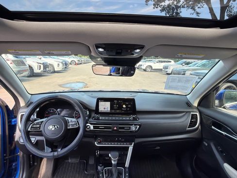 Used 2021 Kia Seltos SX w/ SX Sunroof Package AWD/4WD image 7