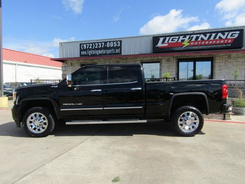 Used 2015 GMC Sierra 2500 Denali w/ Duramax Plus Package AWD/4WD image 2