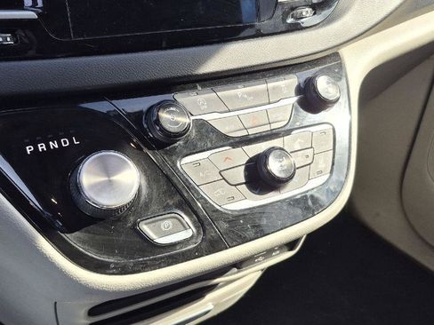 Used 2018 Chrysler Pacifica Touring-L FWD image 11