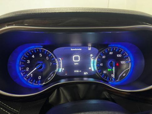 Used 2024 Chrysler Pacifica Limited FWD image 7
