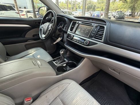 Used 2017 Toyota Highlander Plus FWD image 33