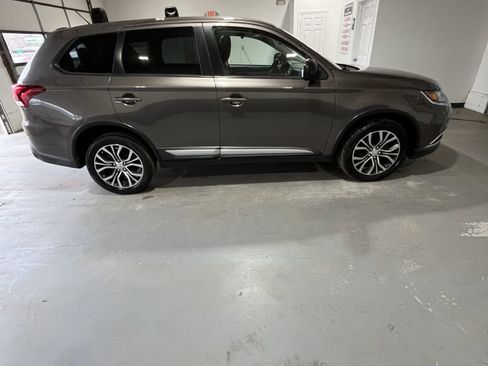 Used 2016 Mitsubishi Outlander SE image 2