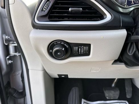 Used 2024 Chrysler Pacifica Touring-L image 22