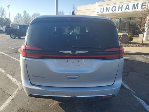 Used 2023 Chrysler Pacifica Touring-L image 8