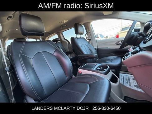 Used 2024 Chrysler Pacifica Touring-L image 11