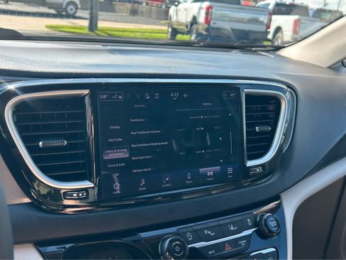 Used 2023 Chrysler Pacifica Touring-L FWD image 38