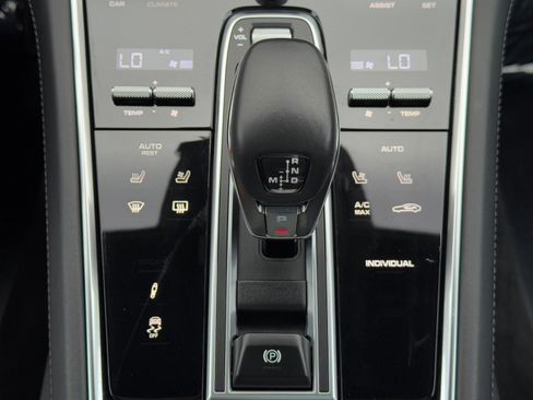 Used 2022 Porsche Panamera 4S w/ Premium Package image 34