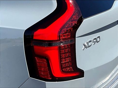Used 2026 Volvo XC90 T8 Plus w/ Protection Package Premier AWD/4WD image 33