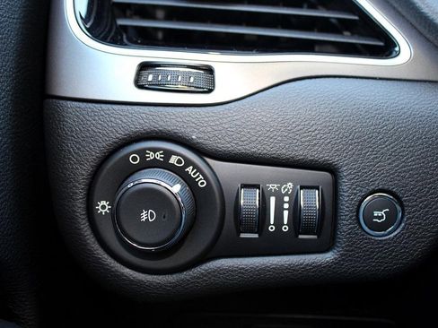 Used 2020 Jeep Cherokee Limited image 13