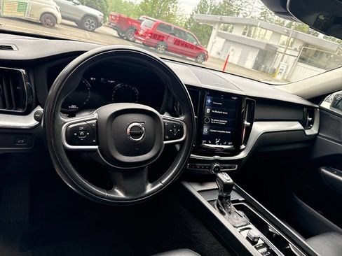 Used 2019 Volvo XC60 T6 Momentum w/ Multimedia Package AWD/4WD image 21