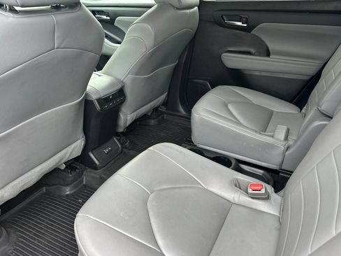 Used 2023 Toyota Highlander XLE AWD/4WD image 14