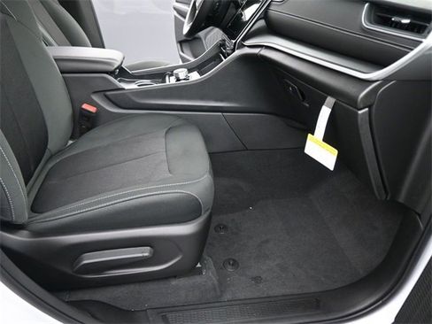 New 2025 Jeep Grand Cherokee L Laredo image 35