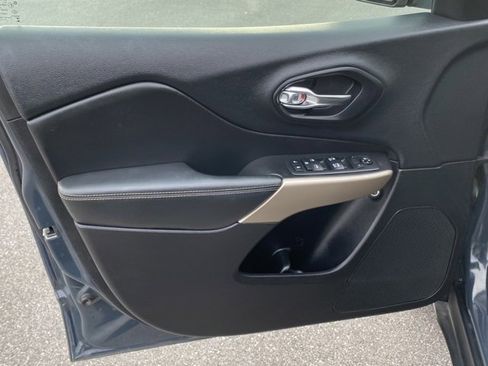 Used 2018 Jeep Cherokee Limited image 11