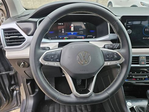 Used 2025 Volkswagen Taos SE AWD/4WD image 18