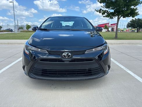Used 2025 Toyota Corolla LE FWD image 2