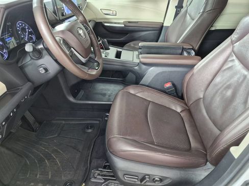 Used 2024 Toyota Sienna Platinum FWD image 22