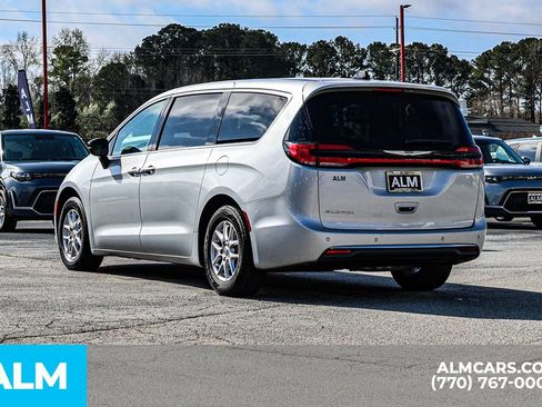 Used 2024 Chrysler Pacifica Touring-L image 6