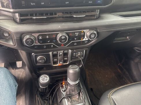 Used 2025 Jeep Gladiator Sport image 16