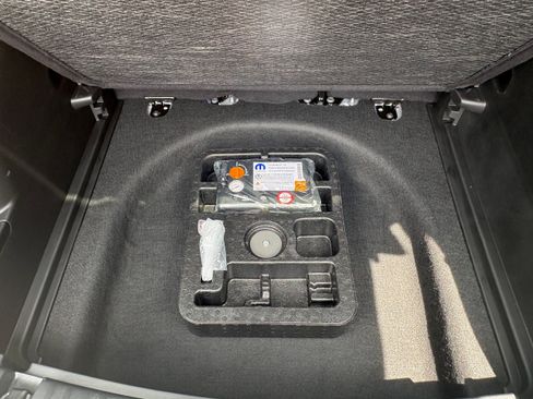 Certified 2025 Jeep Compass Limited AWD/4WD image 12