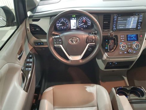Used 2020 Toyota Sienna XLE image 11