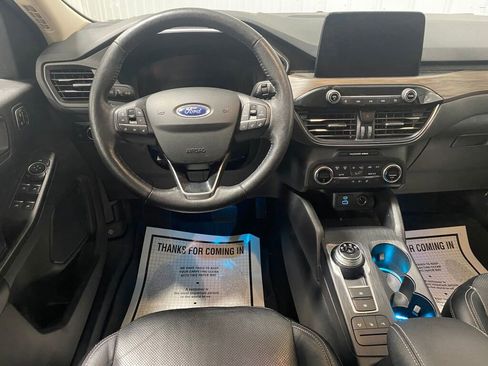 Used 2020 Ford Escape Titanium image 4