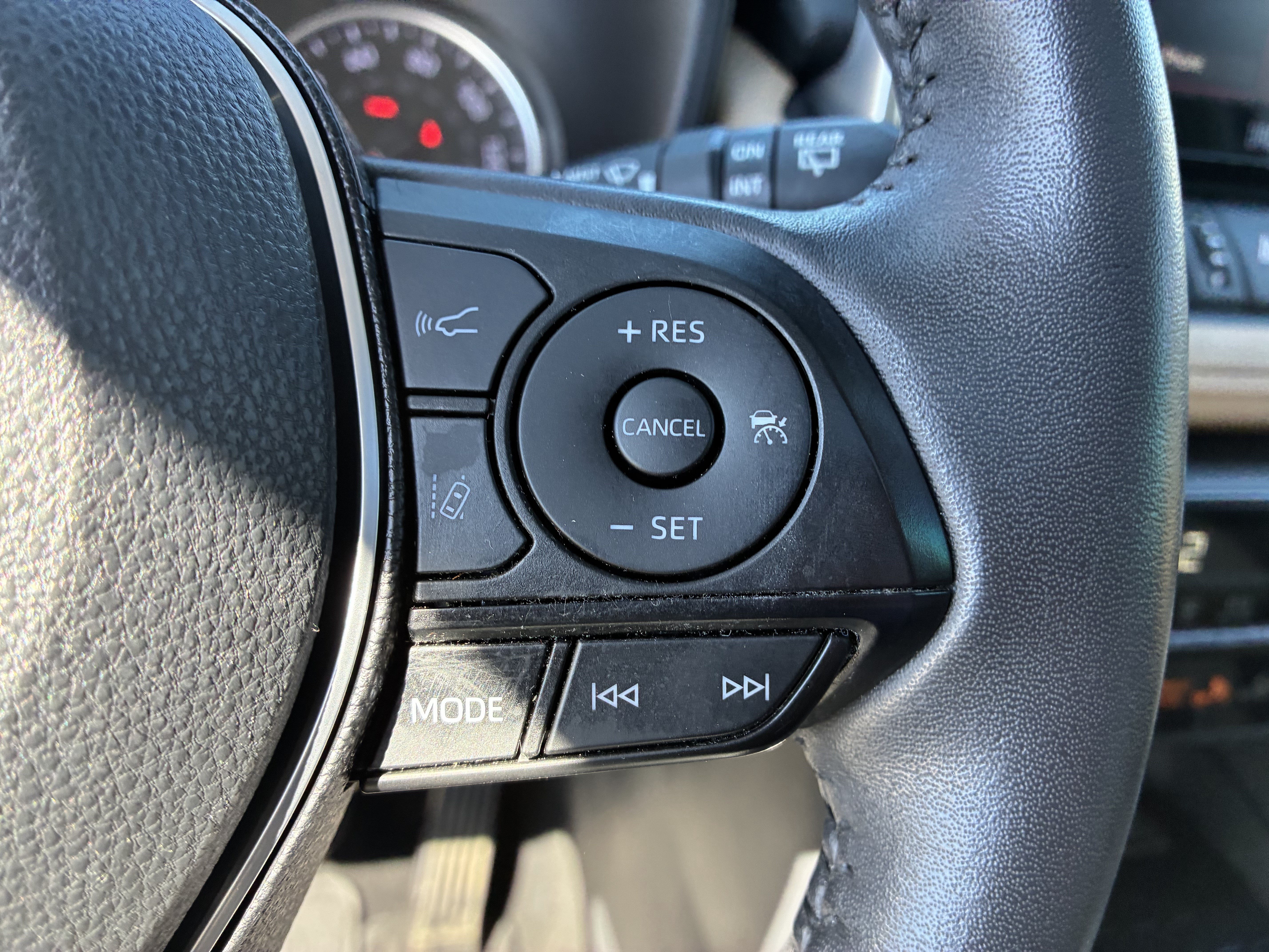 Used 2020 Toyota RAV4 XLE Premium FWD image 29