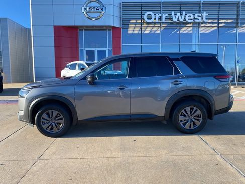 Used 2024 Nissan Pathfinder S image 2