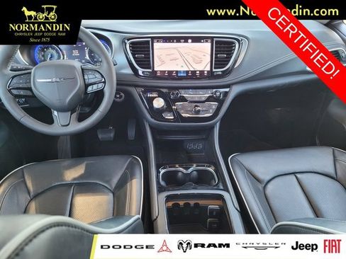 Certified 2025 Chrysler Pacifica Limited FWD image 6