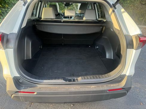 Used 2021 Toyota RAV4 XLE Premium image 5