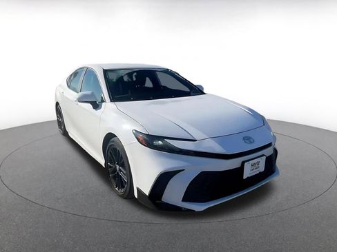 Used 2025 Toyota Camry SE image 3