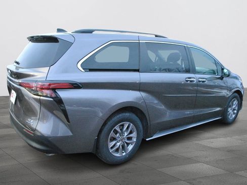 Certified 2022 Toyota Sienna XLE image 6